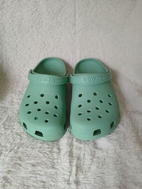 CROCS- ALOE Size 9 W 7M